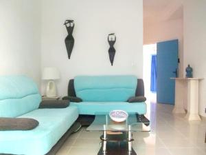 En sittgrupp på One bedroom appartement at Akouda 200 m away from the beach with shared pool and enclosed garden