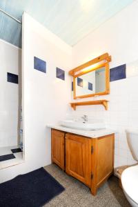 ein Badezimmer mit Waschbecken und Spiegel in der Unterkunft Appartement cosy aux Ménuires 35 m² avec vue montagne in Levassaix