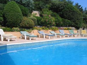 Der Swimmingpool an oder in der Nähe von Villa de 5 chambres avec vue sur la mer piscine privee et jardin clos a Les Issambres a 1 km de la plage
