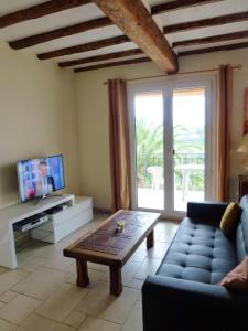 Ein Sitzbereich in der Unterkunft Villa de 5 chambres avec vue sur la mer piscine privee et jardin clos a Les Issambres a 1 km de la plage