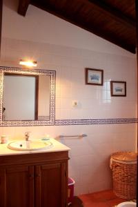 Bathroom sa 3 bedrooms house with shared pool enclosed garden and wifi at Pataias