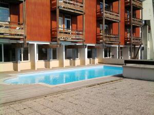 Studio avec piscine partagee balcon amenage et wifi a Allevard a 1 km des pistesの敷地内または近くにあるプール