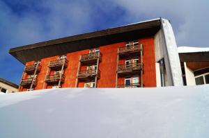 Studio avec piscine partagee balcon amenage et wifi a Allevard a 1 km des pistes durante o inverno