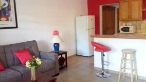 Seating area sa One bedroom appartement with furnished garden and wifi at La Savane 2 km away from the beach