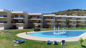 Bazén v ubytování Spacious apartment in Albufeira with pool and terrace nebo v jeho okolí