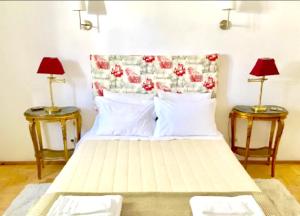 una camera con un letto e due tavolini di Cozy apartment with lake view, 80 m² a Praia do Ribatejo