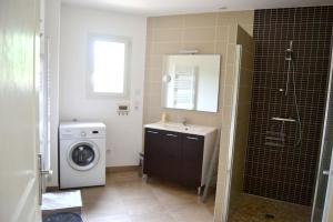 a bathroom with a sink and a washing machine at Maison charmante à Saint-Jouan-des-Guérets avec jardin clôturé in Saint-Jouan-des-Guérets