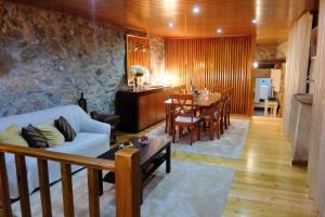 O zonă de relaxare la 2 bedrooms villa with lake view private pool and enclosed garden at Lousada