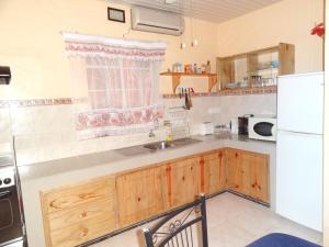 Cuisine ou kitchenette dans l'établissement 2 bedrooms appartement with shared pool furnished balcony and wifi at Flic en Flac