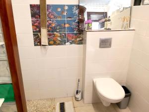 Vannituba majutusasutuses Appartement moderne à Le Lamentin avec piscine partagée - 20m²