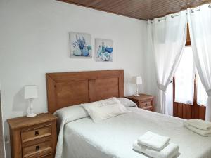 3 bedrooms house with enclosed garden and wifi at Perena de la Ribera tesisinde bir odada yatak veya yataklar