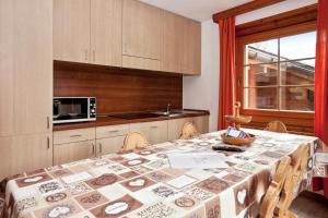 リヴィーニョにあるComfortable Apartment in Livigno with Balconyのテーブル、テーブルクロス付) +12枚の写真