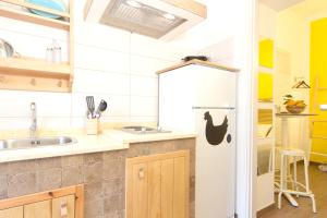 Una cocina o zona de cocina en One bedroom appartement with terrace and wifi at Marsala 5 km away from the beach