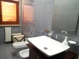 Ein Badezimmer in der Unterkunft One bedroom apartement with furnished balcony at Mendicino
