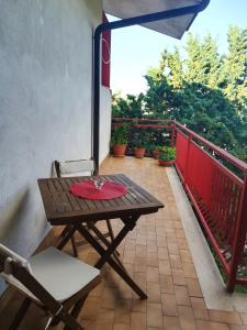Ein Balkon oder eine Terrasse in der Unterkunft One bedroom apartement with furnished balcony at Mendicino