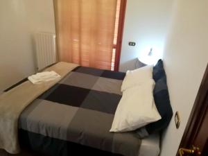Un pat sau paturi într-o cameră la One bedroom apartement with furnished balcony at Mendicino