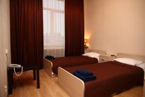 Habitación de hotel con 2 camas y ventana en Hotel Aksioma, en Gatchina