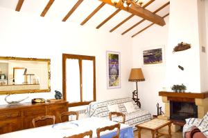 O zonă de relaxare la Appartement chaleureux avec piscine à La Roche-sur-le-Buis - 90 m²