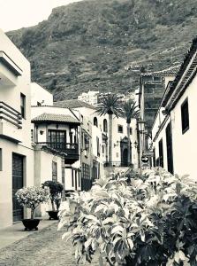 ein schwarz-weißes Foto einer Straße mit Gebäuden in der Unterkunft Studio at Garachico 600 m away from the beach with city view and wifi in Garachico