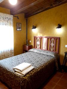 a bedroom with a bed with towels on it at 3 bedrooms house with city view and enclosed garden at Ivanrey in Ciudad-Rodrigo