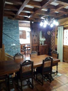 ein Esszimmer mit einem Holztisch und Stühlen in der Unterkunft 3 bedrooms house with city view and enclosed garden at Ivanrey in Ciudad-Rodrigo