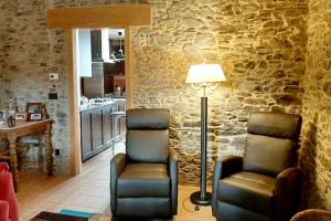 una sala de estar con 2 sillas y una lámpara. en 4 bedrooms villa with private pool enclosed garden and wifi at Empalme de Vilar en Vilar