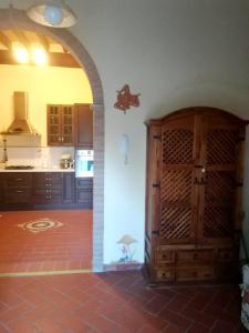 a kitchen with an archway and a wooden door at 3 bedrooms villa with private pool enclosed garden and wifi at Osteria delle Noci in Osteria Delle Noci