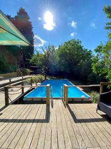 una piscina en una terraza de madera en 3 bedrooms villa with private pool enclosed garden and wifi at Osteria delle Noci, en Osteria Delle Noci