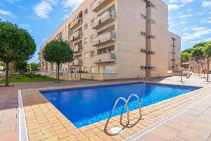 una piscina frente a un edificio en 2 bedrooms appartement at Lloret de Mar 500 m away from the beach with city view shared pool and furnished terrace, en Lloret de Mar