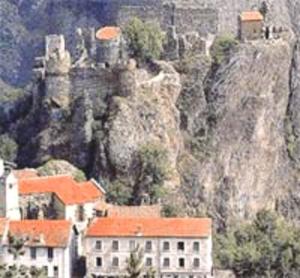 un castello arroccato sulla cima di una montagna di Maison accueillante à Landos, 55 m², cheminée a Landos