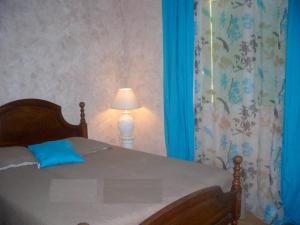 En eller flere senge i et værelse på Appartement de 2 chambres avec vue sur le lac jardin clos et wifi a Salles Curan