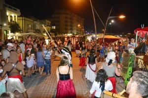 Eine Menschenmenge, die nachts auf einer Straße steht. in der Unterkunft Spacious Apartment in Armação de Pêra with Sea View - 90 m² in Armação de Pêra + 32 Fotos