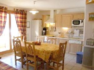 une cuisine avec une table et des chaises ainsi qu'une salle à manger dans l'établissement Appartement de 2 chambres a Chatel a 250 m des pistes avec terrasse amenagee et wifi, à Châtel