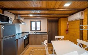 Kjøkken eller kjøkkenkrok på One bedroom chalet with shared pool furnished balcony and wifi at Branca Albergaria a Velha