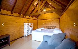 Giường trong phòng chung tại One bedroom chalet with shared pool furnished balcony and wifi at Branca Albergaria a Velha
