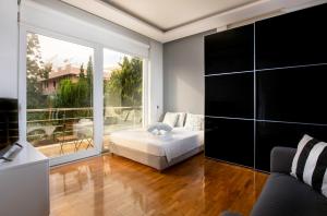A bed or beds in a room at Villa 56 Luxury apartments Még 34 kép