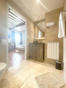 a bathroom with a toilet and a sink at Villa élégante à Murs avec piscine privée in Murs