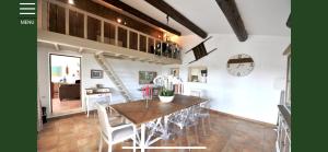 a kitchen and dining room with a table and chairs at Villa élégante à Murs avec piscine privée in Murs