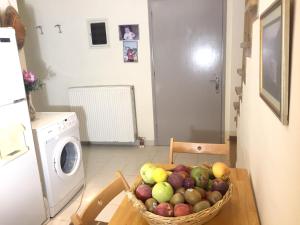 Afbeelding uit fotogalerij van Comfortable apartment with sea view - 85 m² in Akrogiali in Akrogiali