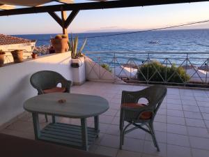 Afbeelding uit fotogalerij van Comfortable apartment with sea view - 85 m² in Akrogiali in Akrogiali