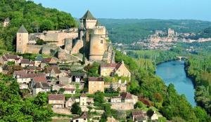 RouffilhacにあるAppartement charmant à Rouffilhac avec vue sur jardinの城川のある丘の上の町