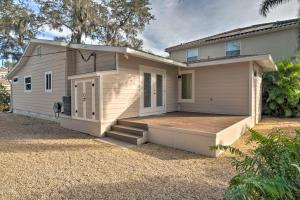 una casa con portico e scale di fronte di Bright Sarasota Bungalow - 5 Mi to Siesta Beach! a Sarasota