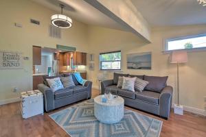 Posezení v ubytování Bright Sarasota Bungalow - 5 Mi to Siesta Beach!