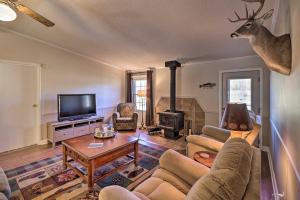 ein Wohnzimmer mit einem Sofa und einem Kamin in der Unterkunft White River Fishing Escape with Deck and Patio! in Cotter
