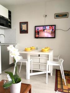 Uma TV ou centro de entretenimento em Appartement d'une chambre a Guerande a 600 m de la plage avec vue sur la mer piscine partagee et jardin clos