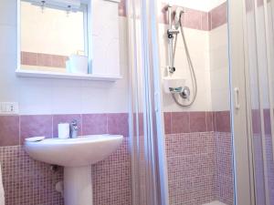 Un baño de One bedroom appartement at Alcamo 200 m away from the beach with furnished balcony
