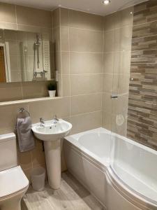 Chapel Court Apartments的一间浴室