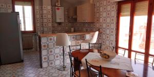 cocina con mesa y sillas en una habitación en 2 bedrooms appartement with sea view furnished terrace and wifi at Orsogna, en Orsogna