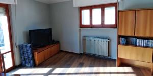 En TV eller et underholdningssystem på 2 bedrooms appartement with sea view furnished terrace and wifi at Orsogna