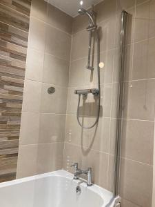 坎诺克Chapel Court Apartments的带淋浴和浴缸的浴室 更多37张照片